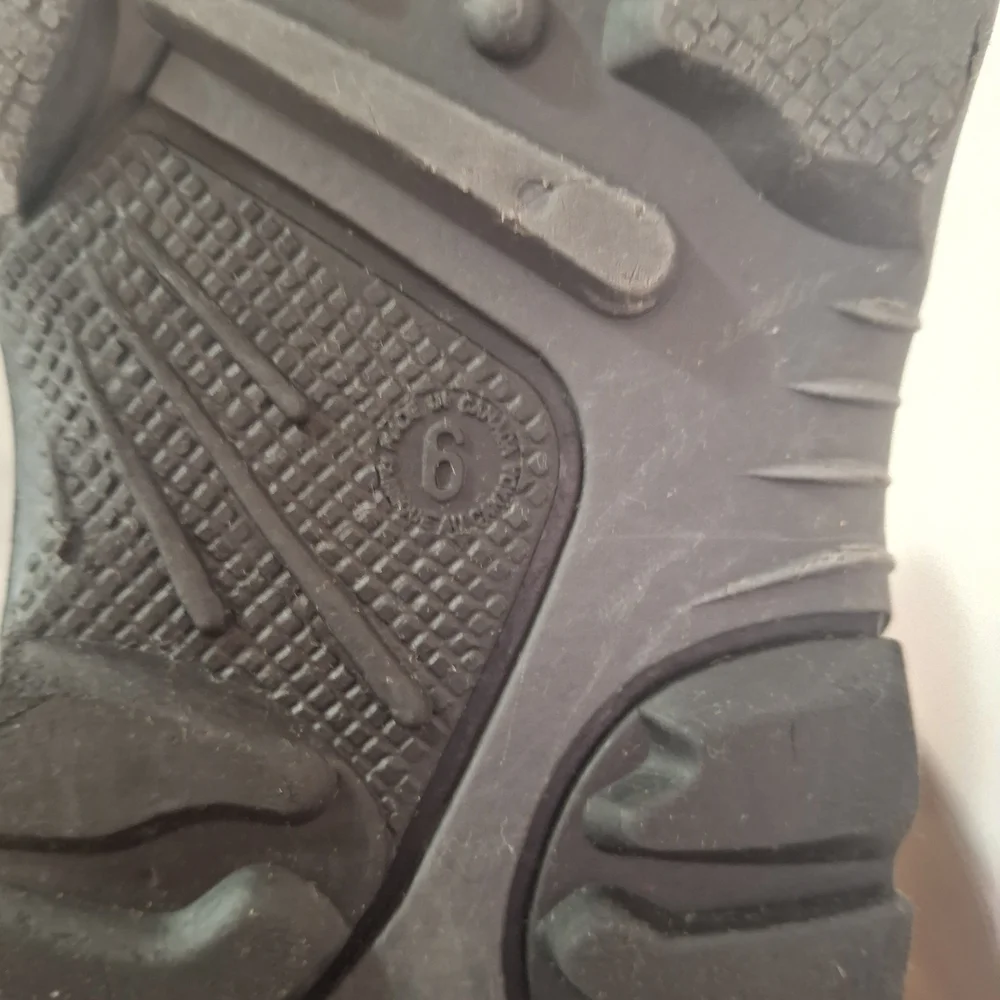 Kid's Kamik Black Insulated Snow Boots Size 6.